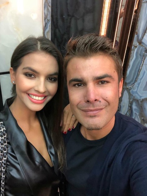 Imagine cu Adrian Mutu și Sandra Bachici în timp ce fac un selfie