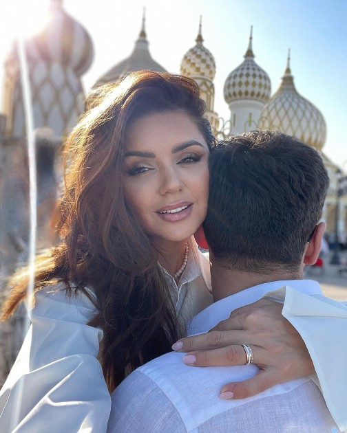 Imagine cu Albertina Ionescu, care face un selfie cu logodnicul ei