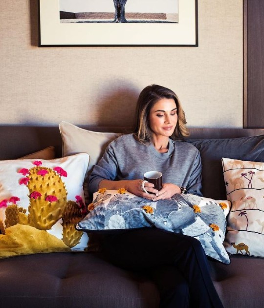 Imagine cu Regina Rania în timp ce stă pe canapea și se relaxează