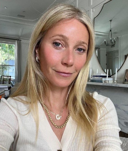 Imagine cu Gwyneth Paltrow în timp ce face un selfie