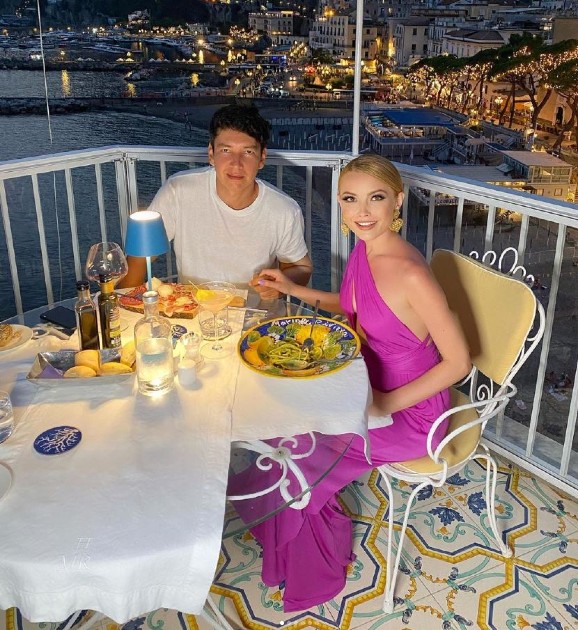 Imagine cu Elena Gheorghe și Cornel Ene în vacanță, în timp ce iau masa