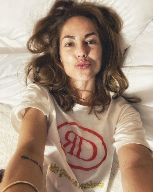 Imagine cu Barbara Mori în timp ce face un selfie întinsă pe pat