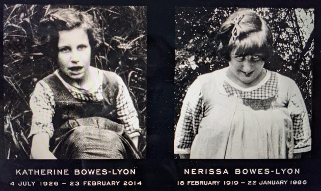 Imagine alb-negru cu verișoarele ascunse ale reginei Elisabeta când erau tinere