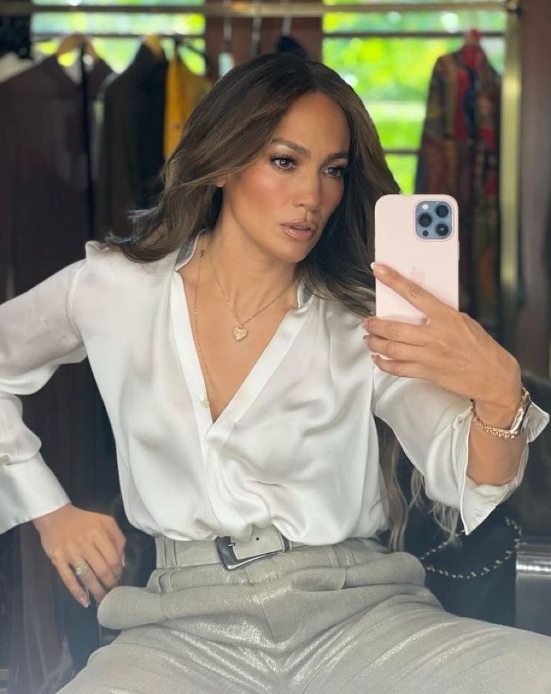 Imagine cu Jennifer Lopez în timp ce face o poză în oglindă