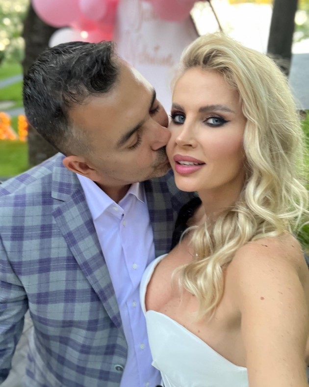 Imagine cu Andreea Bănică în timp ce este sărutată de Lucian Mitrea