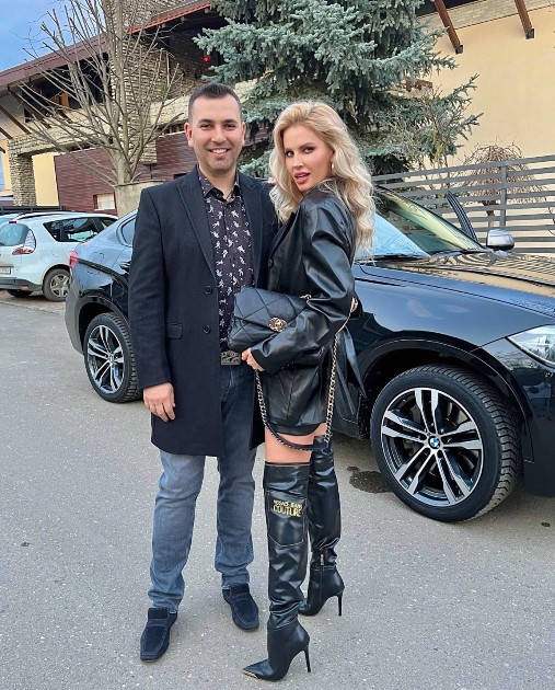 Imagine cu Andreea Bănică și Lucian Mitrea îmbrăcați în negru