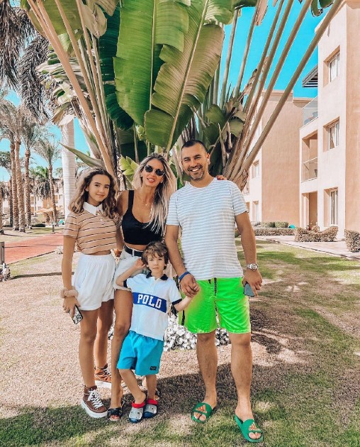 Imagine cu Andreea Bănică, Lucian Mitrea și copiii lor în vacanță