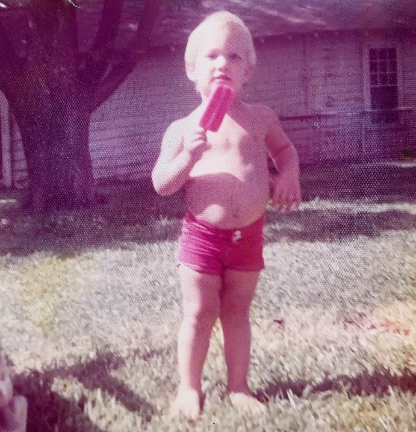 Imagine cu Matthew McConaughey când era mic, în timp ce mănâncă înghețată