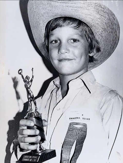 Imagine cu Matthew McConaughey când era mic, în timp ce ține un trofeu în mână
