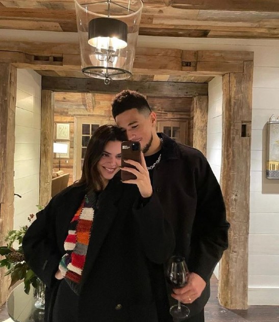 Imagine cu Kendall Jenner și Devin Booker în timp ce fac o poză în oglindă