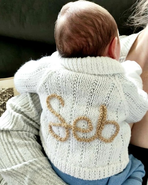 Imagine cu Seb îmbrăcat cu un pulover pe care îi este scris numele