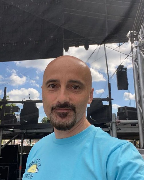 Imagine cu Călin Goia în timp ce face un selfie