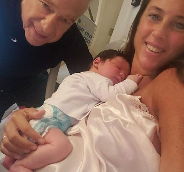 Imagine cu Alberto Cormillot, soția sa și bebelușul lor în spital, la naștere