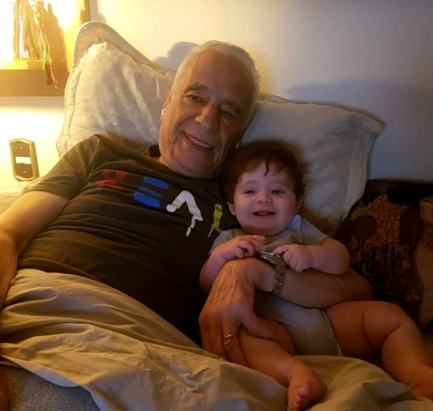 Imagine cu Alberto Cormillot întins în pat alături de băiețelul lui