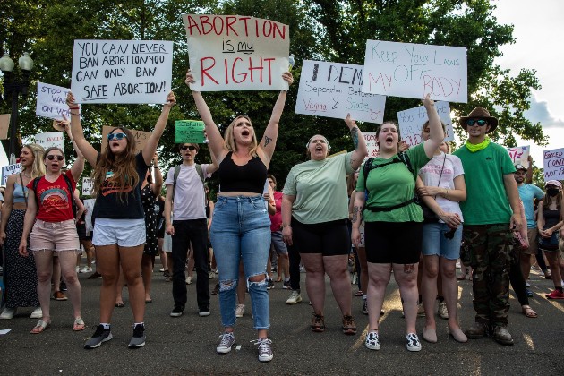 Imagine cu Activiști pentru drepturile avortului cu pancarte în mână se adună în fața clădirii Curții Supreme de Justiție după anunțul privind hotărârea Dobbs v Jackson Women's Health Organization din Washington D.C. - WASHINGTON, DISTRICTUL COLUMBIEI, STATELE UNITE - 25/06/2022