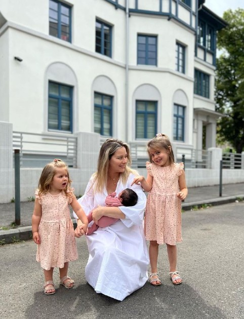 Imagine cu Laura Cosoi alături de cele trei fiice ale sale în timpul unei plimbări în oraș