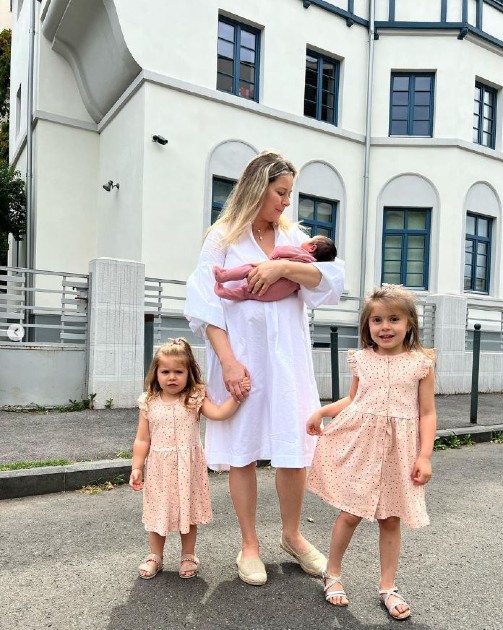 Imagine cu Laura Cosoi alături de cele trei fiice ale sale în timpul unei plimbări în oraș