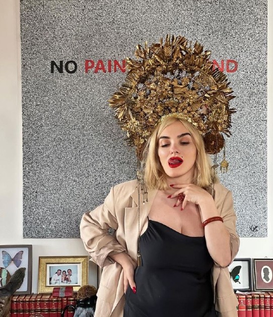 Imagine cu Ana Morodan cu un accesoriu auriu, imens pe cap