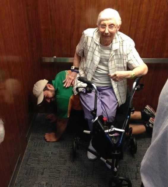 Imagine cu bătrânica de 79 de ani care stă pe Cesar Larios  ca pe un scaun uman