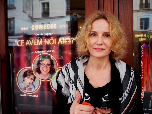 Imagine cu Lia Bugnar lângă un afiș cu Carmen Tănase