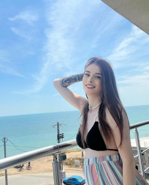 Imagine cu Teodora Marcu gravidă la mare