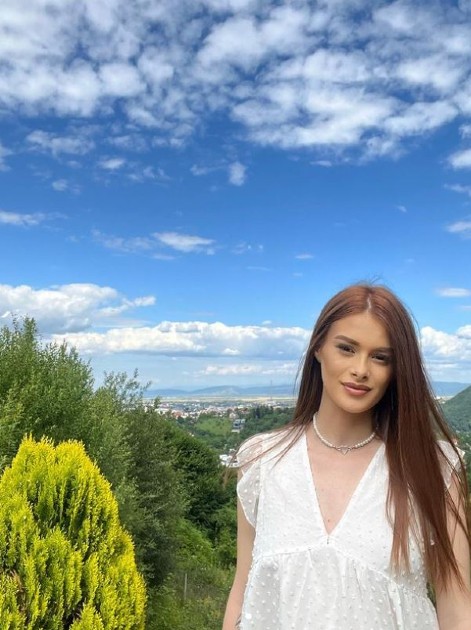 Imagine cu Teodora Marcu îmbrăcată într-o bluză albă
