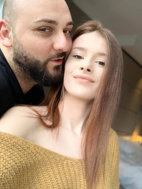 Imagine cu Teodora Marcu și Alex în timp ce fac un selfie