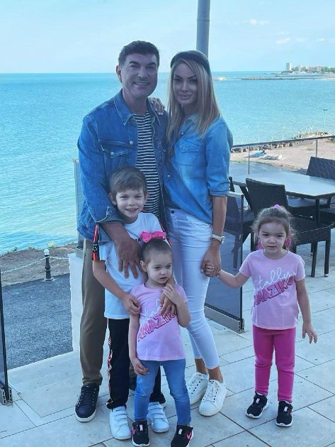 Imagine cu Valentina Peline, Crosti Borcea și cei trei copii ai lor la mare