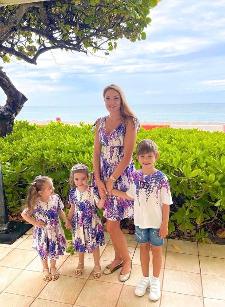 Imagine cu Valentina Pelinel și copiii ei îmbrăcați la fel