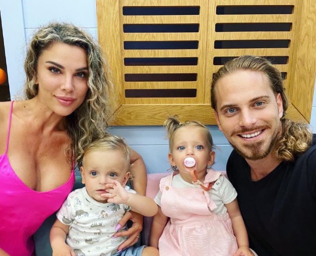 Imagine cu Alina Laufer, Ilan Laufer și gemenii lor în timp ce fac un selfie