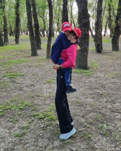 Imagine cu Carmen Brumaru în timp ce își ține copilul în brațe