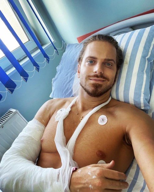 Imagine cu Ilan Laufer pe patul de spital, după operație
