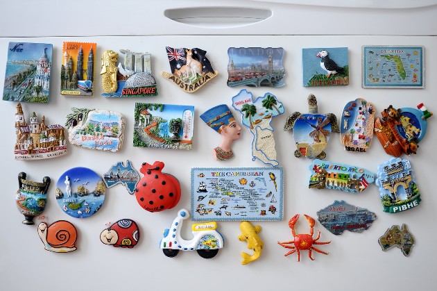 Imagine cu o ușă de frigider plină cu magneți decorativi