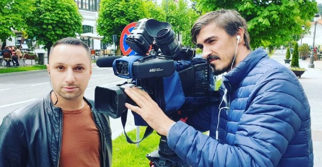 Imagine cu Cristi Georgescu pe teren, alături de cameraman