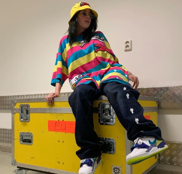 Imagine cu Billie Eilish îmbrăcată în haine largi