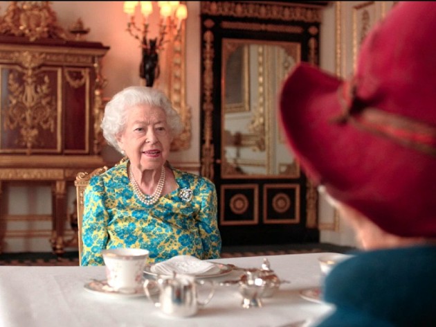 Imagine cu Regina Elisabeta în palat, la masă