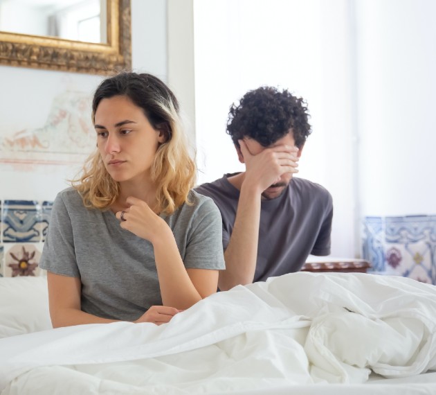Imagine cu un cuplu supărat care stă în pat
