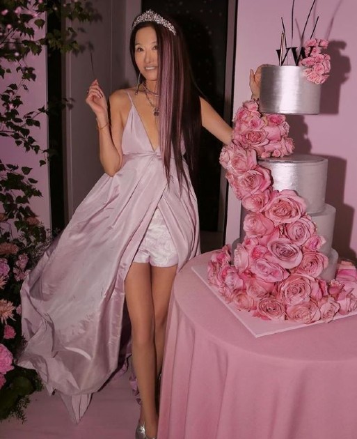 Imagine cu Vera Wang când a împlinit 73 de ani, lângă un tort cu trandafiri