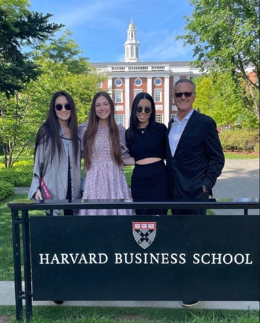 Imagine cu Vera Wang, fiicele sale și fostul soț la Harvard