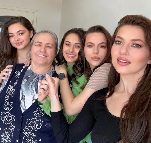 Imagine cu Lidia Buble alături de surorile sale și mama lor de Paști