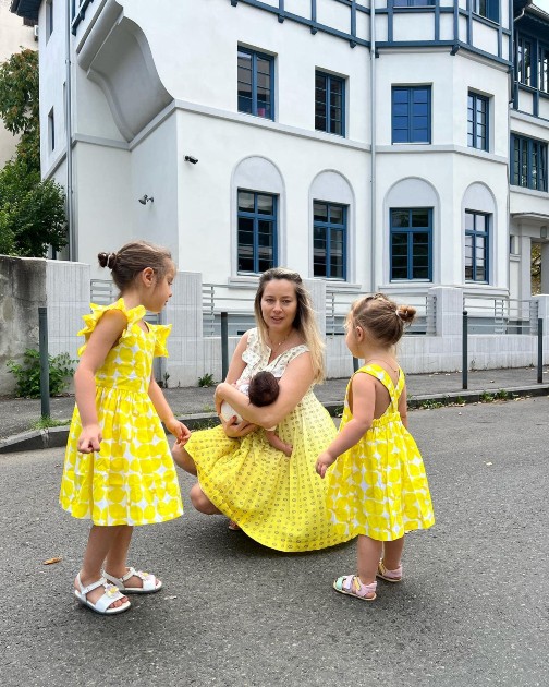 Imagine cu Laura Cosoi alături de cele trei fiice ale sale la o plimbare prin București
