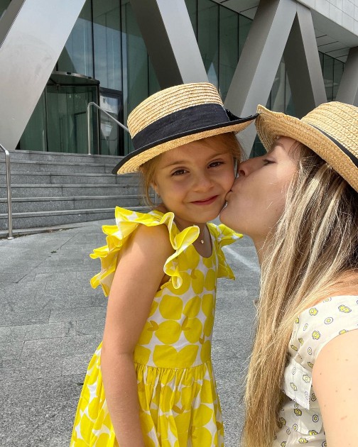 Imagine cu Laura Cosoi în timp ce o pupă pe fiica sa