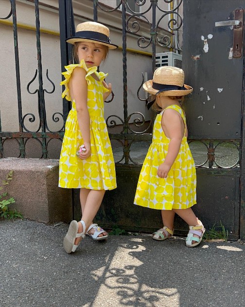 Imagine cu fiicele Laurei Cosoi îmbrăcate în rochițe galbene