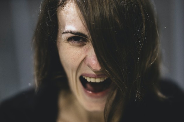 Imagine cu o femeie supărată care urlă