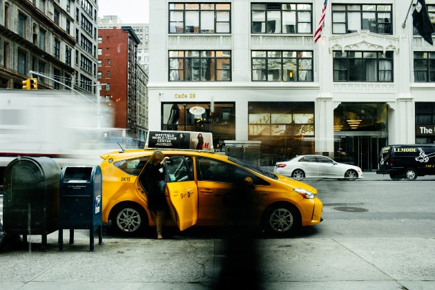 Imagine cu un taxi oprit pe stradă