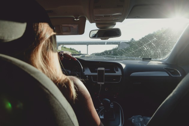 Imagine cu o femeie care conduce o mașină