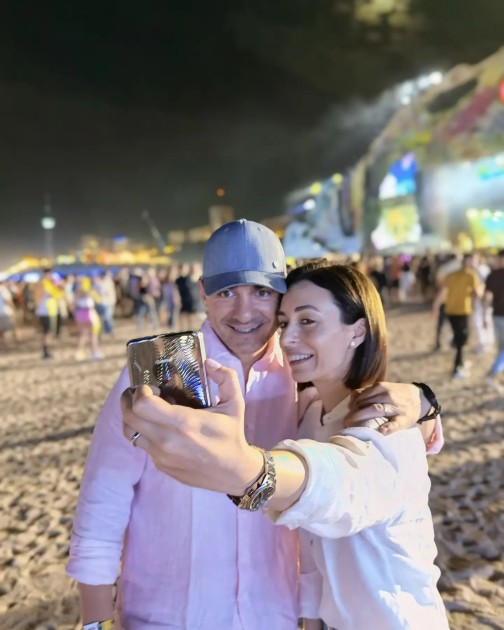 Imagine cu George Buhnici și soția sa în timp ce fac un selfie la Neversea