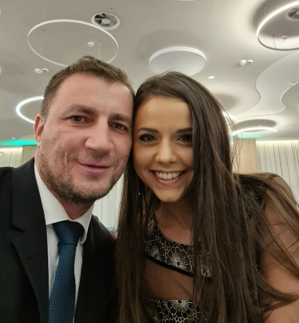 Imagine cu Marian Godină și soția sa în timp ce fac un selfie