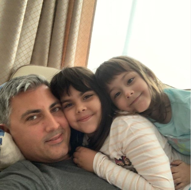 Imagine cu Alexandru Ciucu și fetițele sale în timp ce fac un selfie
