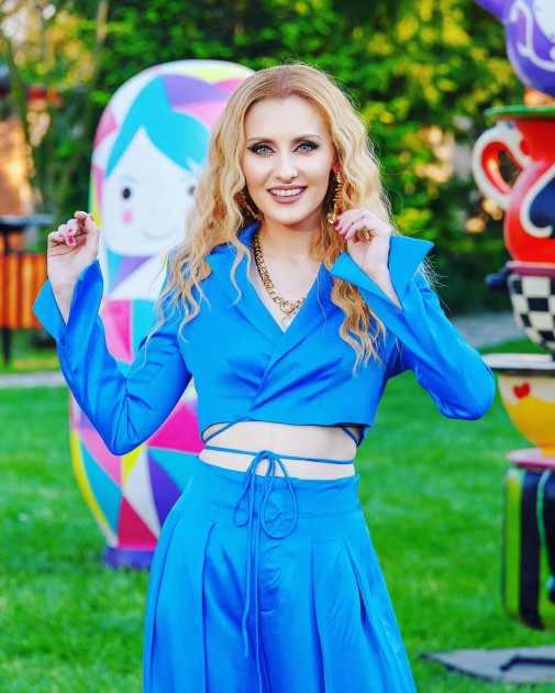 Imagine cu Alina Sorescu într-un costum albastru